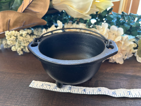 Cauldron Cast Iron w/ Handle 6"