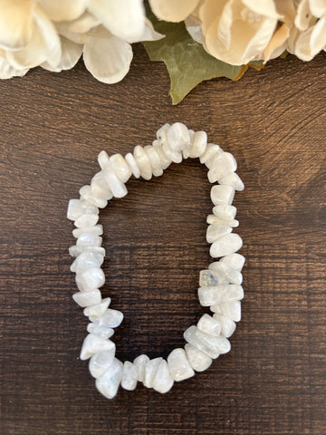 Natural Stone Chip Bracelet 7 inch Stretch-Rainbow Moonstone